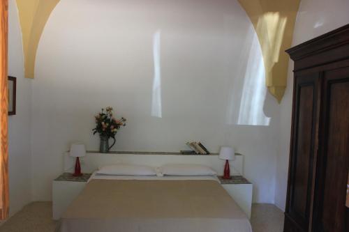 A bed or beds in a room at Masseria Zambardo