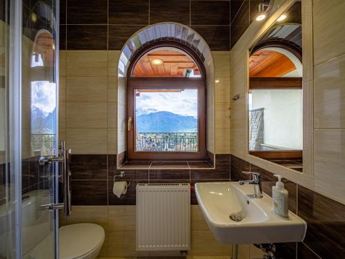 コシチェリスコにあるStrama Kościeliskoのバスルーム(洗面台、トイレ付)、窓が備わります。