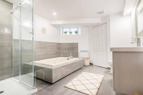 Ένα μπάνιο στο North House - Modern Meets Rustic- 2 Bedroom in Old Quebec