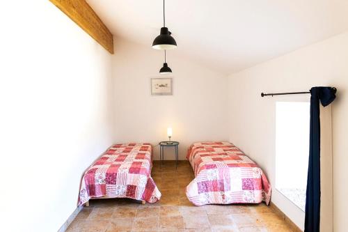 2 camas en una habitación pequeña con ventana en Rouretord La Rainette, en Gilhac-et-Bruzac