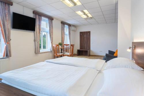 Una cama o camas en una habitación de Pension Union