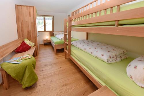 Zimmer mit Etagenbett und 2 Etagenbetten in der Unterkunft Ausblickhof Geiger in Egg