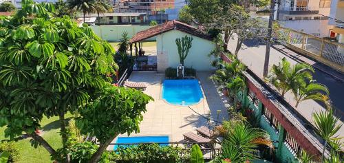 een uitzicht op een zwembad in een huis bij Duas Praias Hotel Pousada in Guarapari