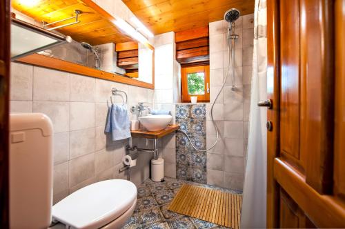 La salle de bains est pourvue d'une douche et de toilettes. dans l'établissement Casa Campanella Holiday House, à Rovinj