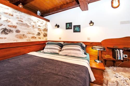 - une chambre avec un lit dans une pièce dotée de murs en bois dans l'établissement Casa Campanella Holiday House, à Rovinj