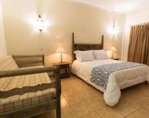 a bedroom with two beds and two tables and lamps at Hotel Fazenda Juca Mulato in Itapira