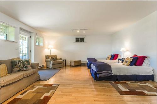 Et opholdsområde på North House - Lovely Lac-Brome 3 Bedroom Lakefront Cottage