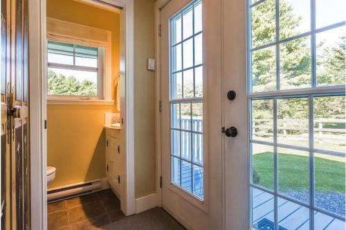 Et badeværelse på North House - Lovely Lac-Brome 3 Bedroom Lakefront Cottage