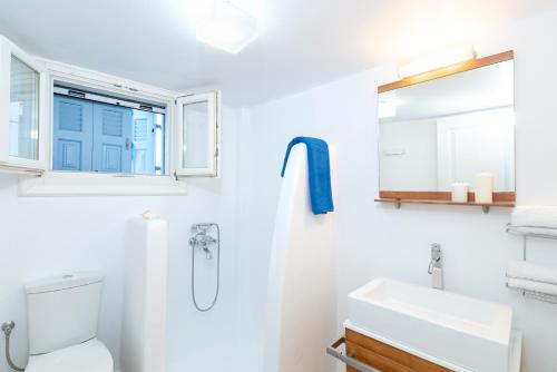 Ванная комната в Notos Apartments Xerokambos 1