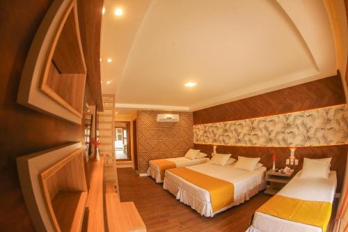 um quarto de hotel com duas camas num quarto em Cana Brava All Inclusive Resort em Olivença