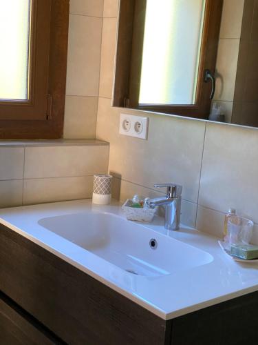 プロプリアノにあるVilla proprianoのバスルーム(鏡付き白い洗面台付)