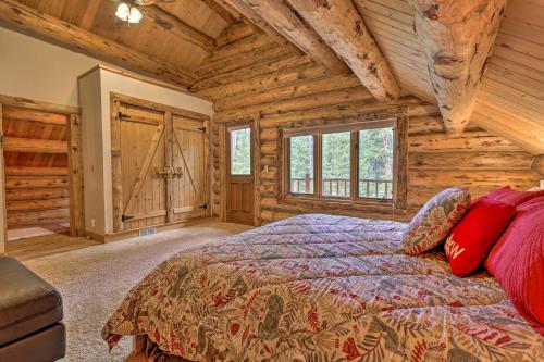 Ένα ή περισσότερα κρεβάτια σε δωμάτιο στο Cozy Breckenridge Cabin with Deck, 8 Mi to Gondola