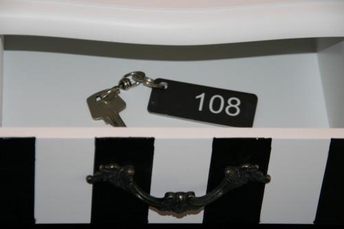 a key chain on a shelf with a sign on it at Hotel L'Ast in Banyoles