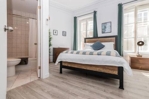 Ένα μπάνιο στο North House - Manoir des Remparts- Renovated 3 Bedroom Oasis