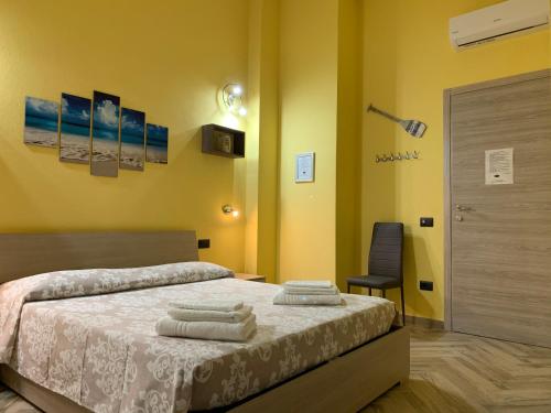 ein Schlafzimmer mit einem Bett mit Handtüchern darauf in der Unterkunft Paradise Home in Quartu SantʼElena