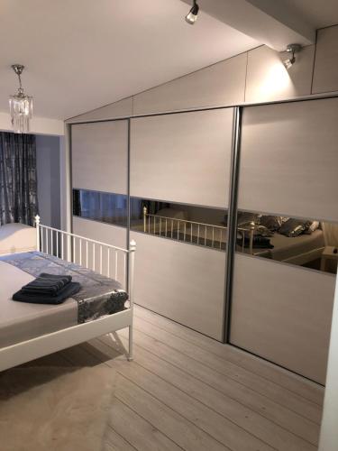 ママイア・ノルドにあるApartament Whiteのベッドルーム1室(ベッド1台付)が備わります。