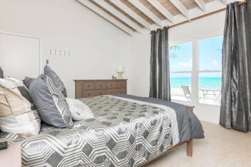 Beachfront White Palm Villa- Tar Bay, Great Exuma房間的床