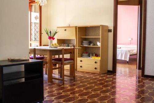 Appartamento fronte mare a Villa Rosa (TE) في ألبا أدرياتيكا: مطبخ مع طاولة وغرفة مع سرير