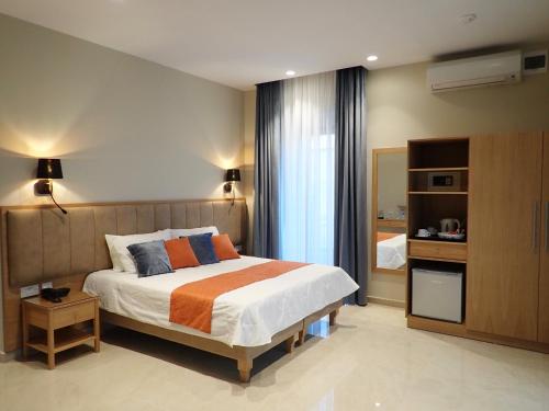 1 dormitorio con 1 cama grande en una habitación en Duncan Guesthouse en Marsaxlokk