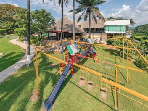 eine Luftaufnahme einer Achterbahn in einem Park in der Unterkunft Hotel Loma Real in Tapachula