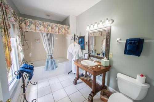 A bathroom at Carriage Way Centennial House - Adult Only- Saint Augustine