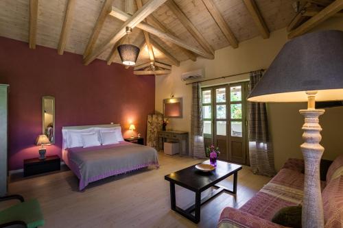 een slaapkamer met een bed en een tafel in een kamer bij Tria Luxury Residences in Stoupa