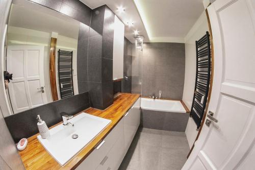 Ванна кімната в Best Apartment