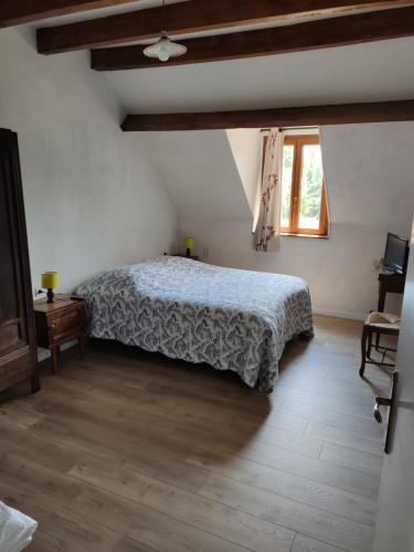 a bedroom with a bed and a window at Chambres d'hôtes Domaine De La Jonquière, Bouloire in Bouloire