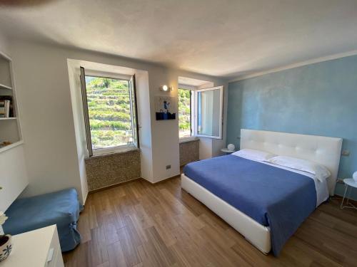 Un dormitorio con una cama grande y una ventana en Casa Mafalda en Manarola