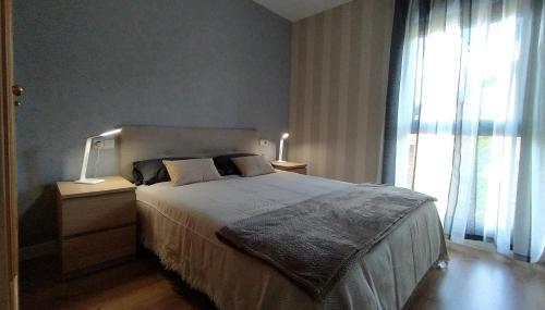 Un dormitorio con una cama grande y una ventana en LOS CIERVOS - Peña del Oso en El Espinar