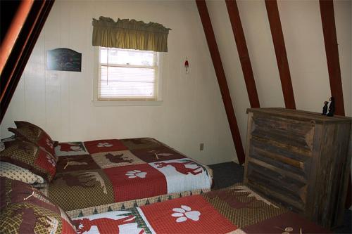 Tempat tidur dalam kamar di Alpine Lodge Resort