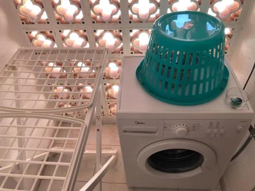 アロナにあるLos Cristianos quiet area WiFiの洗濯機(上に青いバケツ付)