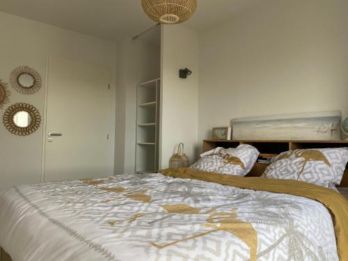 um quarto com uma cama grande e um espelho em Le petit paradis de Valentin em Argelès-sur-Mer