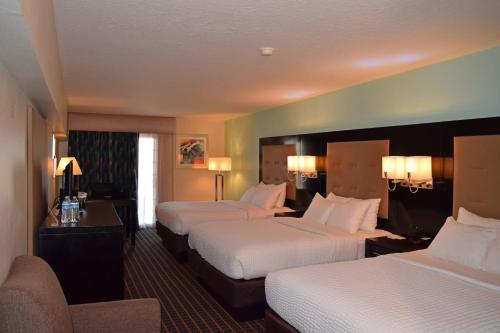 Clarion Hotel Rock Springs-Green River في روك سبرينغز: غرفة فندقية بسريرين واريكة