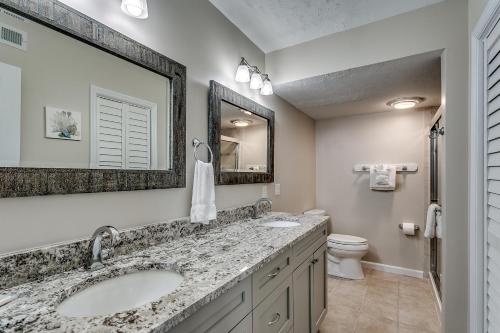 łazienka z 2 umywalkami, lustrem i toaletą w obiekcie Anchorage II C15 w mieście Myrtle Beach