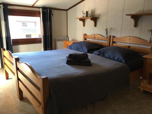 - une chambre avec un grand lit et une paire de serviettes dans l'établissement Portiragnes, à Portiragnes