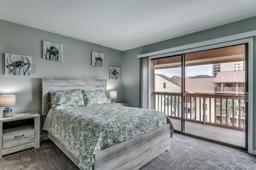 sypialnia z łóżkiem i balkonem w obiekcie Anchorage II C15 w mieście Myrtle Beach