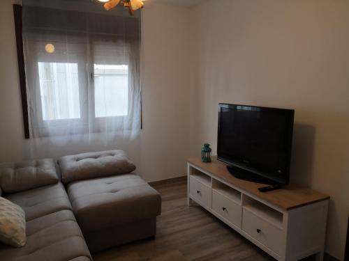 Una televisión o centro de entretenimiento en Apartamento en casa Portonovo vacaciones