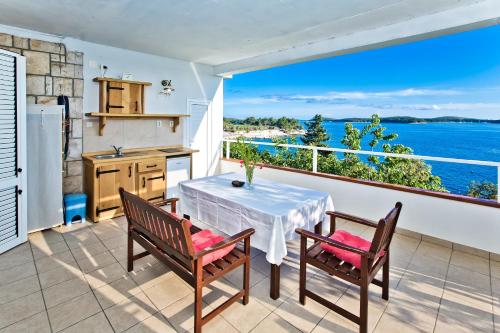 - une cuisine et une salle à manger avec une table et des chaises dans l'établissement Apartments Villa Marcelina, à Hvar
