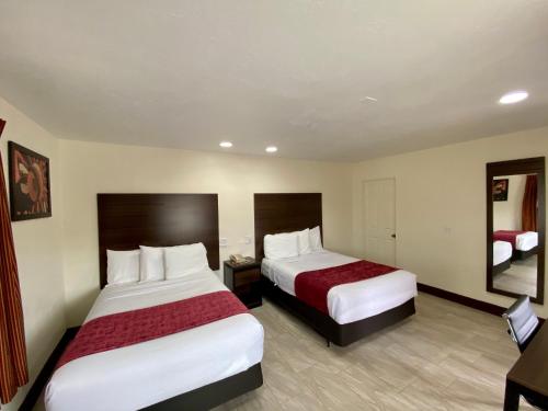 Ένα ή περισσότερα κρεβάτια σε δωμάτιο στο Roswell Inn