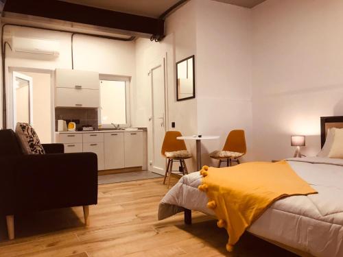 - une chambre avec un lit, une table et des chaises dans l'établissement LA88 Ground Apartment, à San Pawl il-Baħar