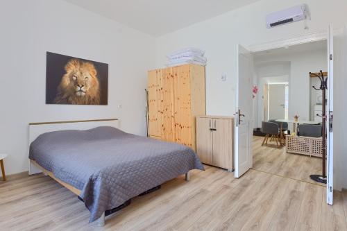 ein Schlafzimmer mit einem Bett und einem Löwengemälde an der Wand in der Unterkunft Large apartment in city centre Pula! in Pula