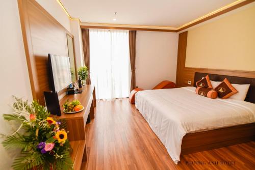 a hotel room with a bed and a television at Khách sạn Phương Anh in HÆ°ng YÃªn
