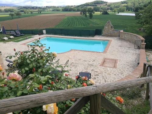 una piscina en la arena junto a una valla en Camera Matrimonialedoppia Con Balcone Vista Piscina, en Monte Molino