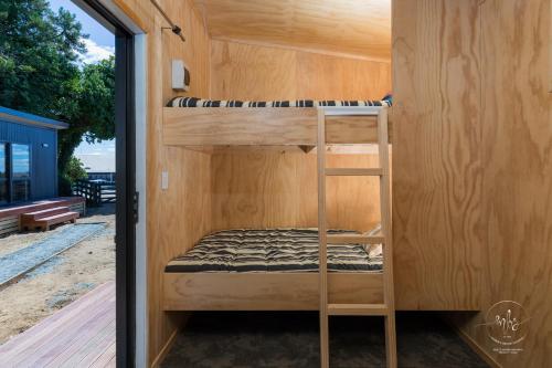 Katil dua tingkat atau katil-katil dua tingkat dalam bilik di Waitomo Homestead Cabins