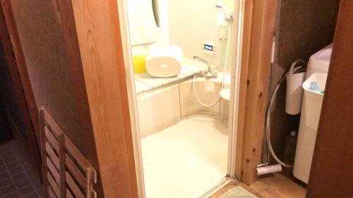 uma pequena casa de banho com lavatório e WC em 小京都の宿 へうたん em Nishio