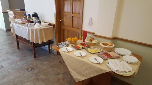 カポシュヴァールにあるLaetitia Panzióのテーブル、食器が備わるキッチン