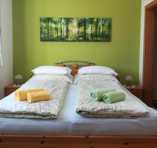 מיטה או מיטות בחדר ב-Haus Steinfeld