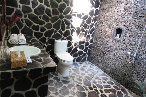 Un baño de Villa Aditya