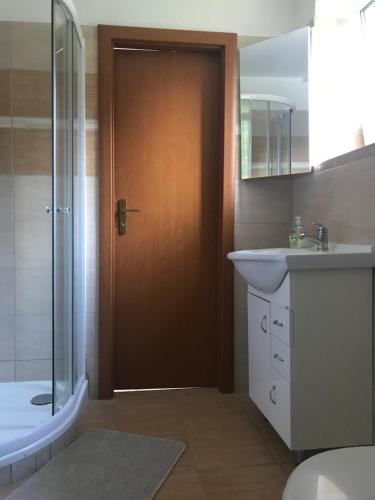 uma casa de banho com um chuveiro, um WC e um lavatório. em Pri Hrade em Liptovský Hrádok